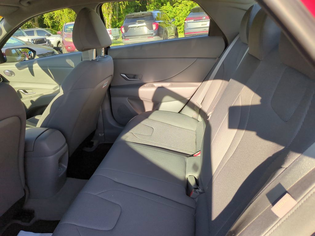 Used 2024 Hyundai Elantra SE FWD image 5