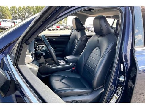 Used 2021 Toyota Highlander XLE AWD/4WD image 27