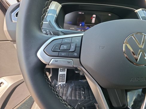 Used 2024 Volkswagen Tiguan SE w/ Panoramic Sunroof Package AWD/4WD image 17