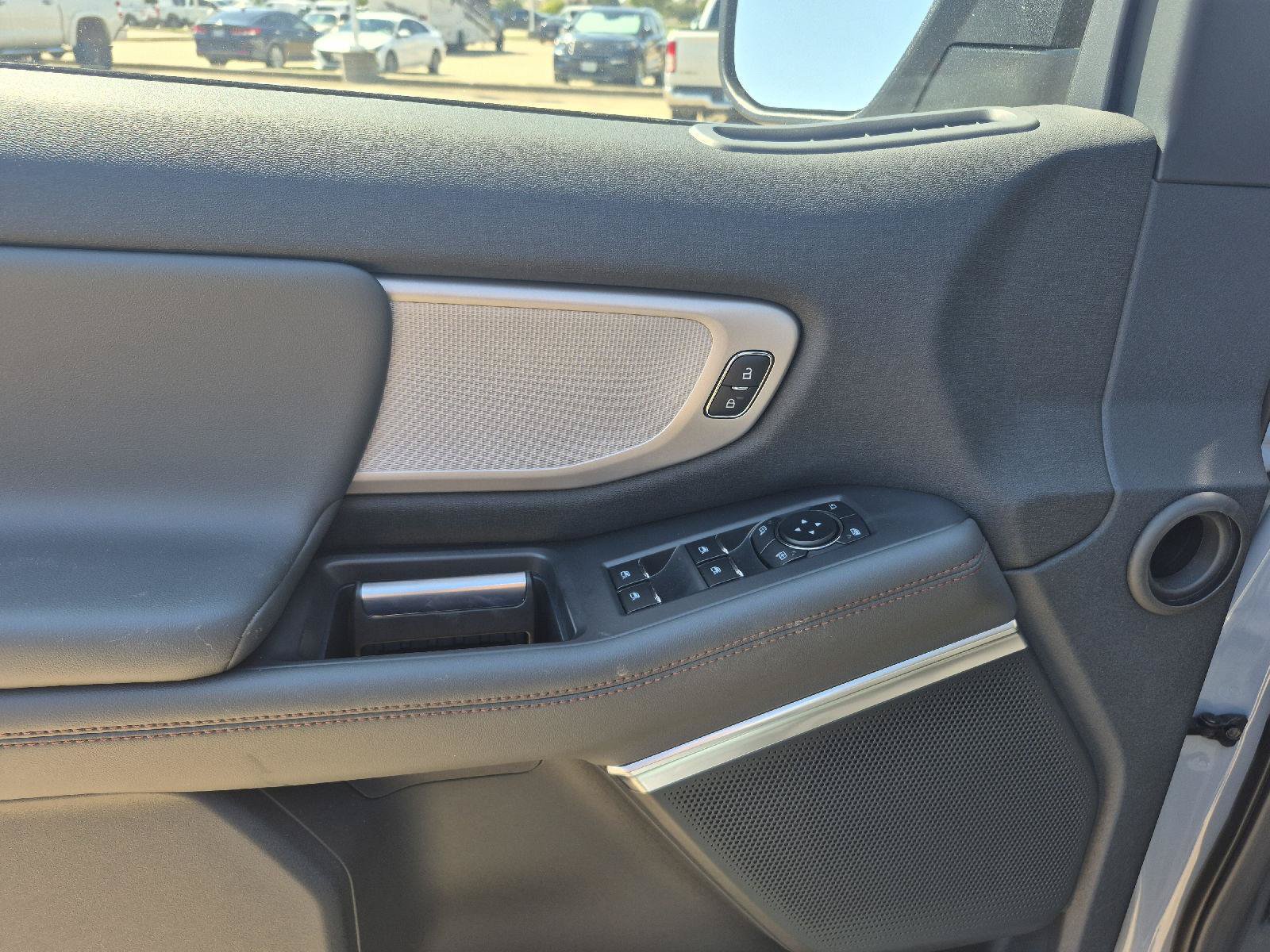 Used 2025 Ford Expedition Active RWD image 3