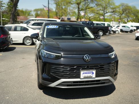 Used 2025 Volkswagen Tiguan SE w/ Panoramic Sunroof Package AWD/4WD image 2