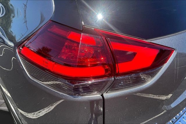 Used 2017 Nissan Rogue SV AWD/4WD image 23