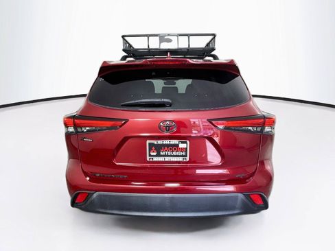 Used 2022 Toyota Highlander XLE FWD image 4