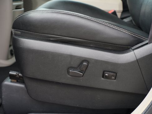 Used 2016 Chrysler Town & Country Touring w/ Driver Convenience Group FWD image 21