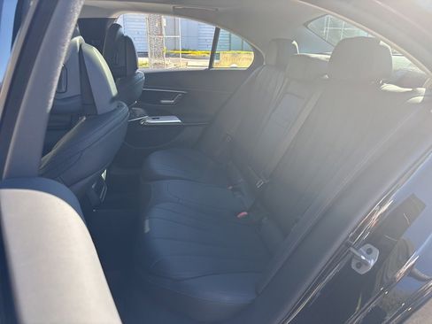 Used 2025 Mercedes-Benz E 350 4MATIC Sedan image 12