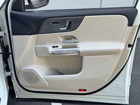 Used 2022 Mercedes-Benz GLB 250 w/ Premium Package Lite image 43