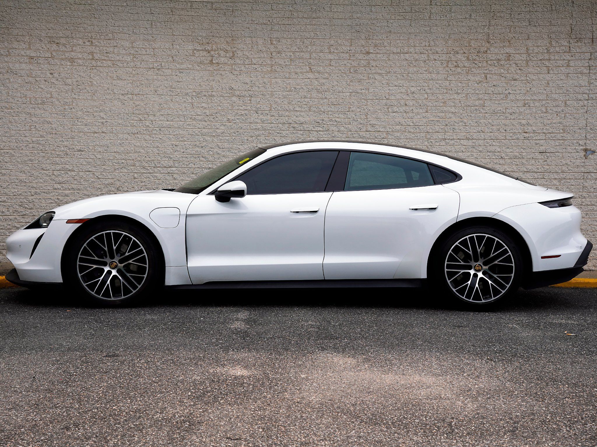 Used 2022 Porsche Taycan RWD image 4