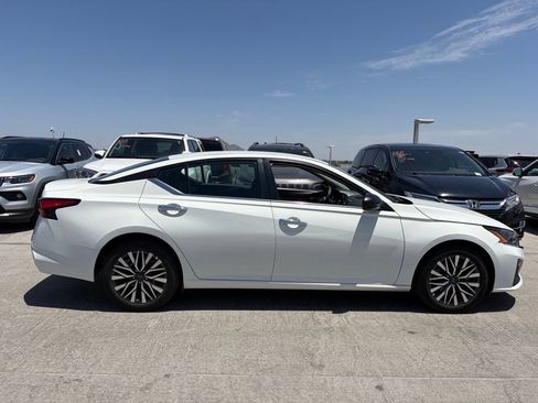 Used 2025 Nissan Altima 2.5 SV FWD image 3
