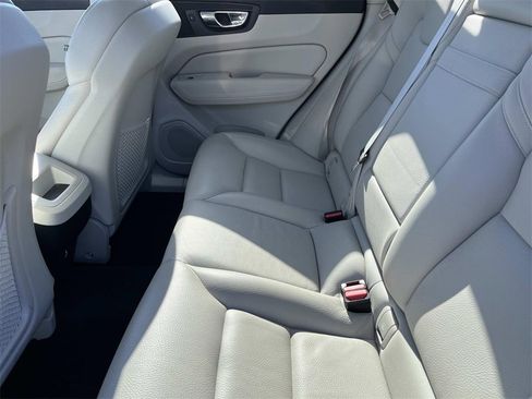 Used 2018 Volvo XC60 T5 Momentum w/ Vision Package image 18
