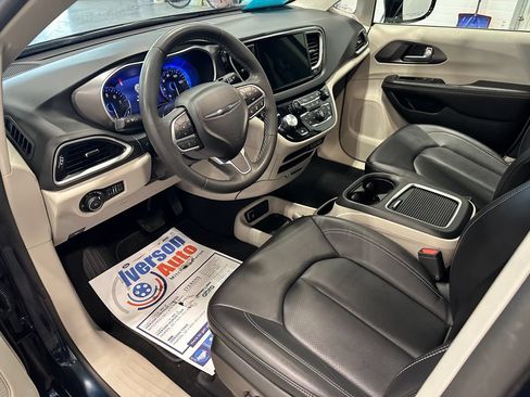Used 2024 Chrysler Pacifica Touring-L FWD image 15