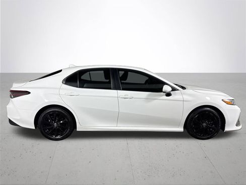 Used 2022 Toyota Camry LE image 5