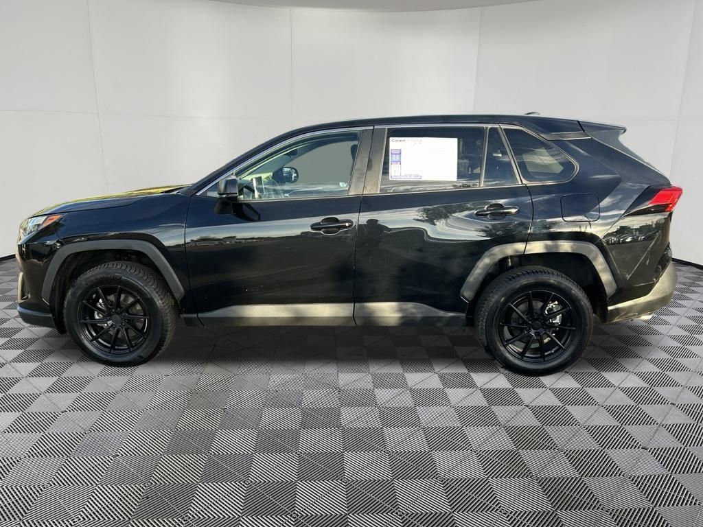 Used 2023 Toyota RAV4 LE AWD/4WD image 4