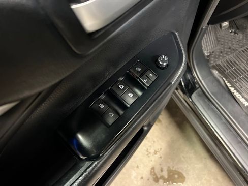 Used 2018 Toyota Highlander SE image 11