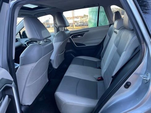 Used 2022 Toyota RAV4 XLE Premium image 14