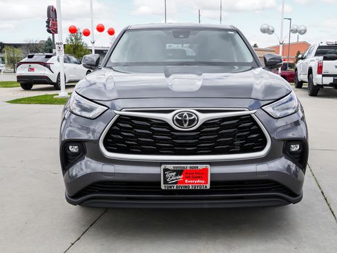 Used 2023 Toyota Highlander LE FWD image 3
