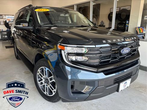 Used 2025 Ford Expedition Active AWD/4WD image 2