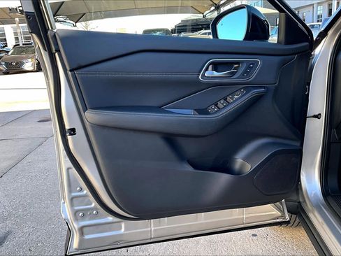 New 2026 Nissan Rogue Platinum image 10