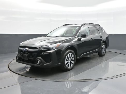 Used 2023 Subaru Outback Premium image 3