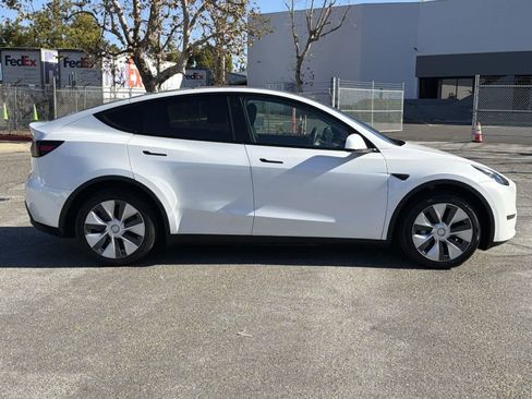 Used 2022 Tesla Model Y Long Range image 3