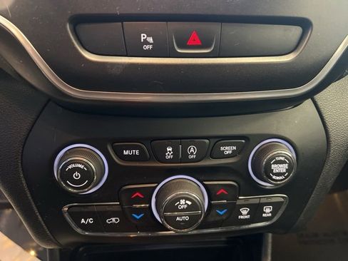 Used 2019 Jeep Cherokee Trailhawk w/ Cold Weather Group image 28