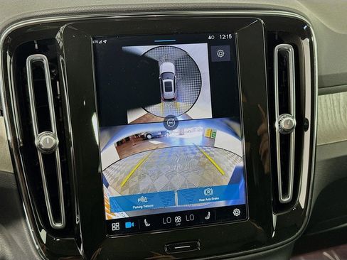 Used 2024 Volvo XC40 B5 Ultimate w/ Protection Package Premier image 18