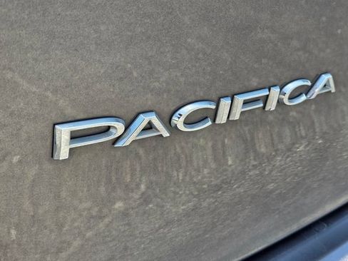 Used 2023 Chrysler Pacifica Touring-L FWD image 17