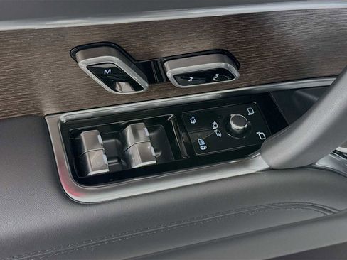 New 2025 Land Rover Range Rover Long Wheelbase SE image 19