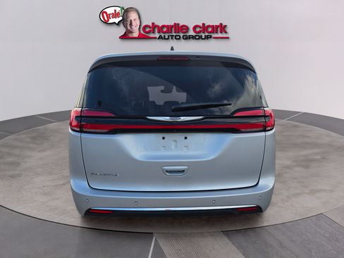 Used 2024 Chrysler Pacifica Touring-L FWD image 4