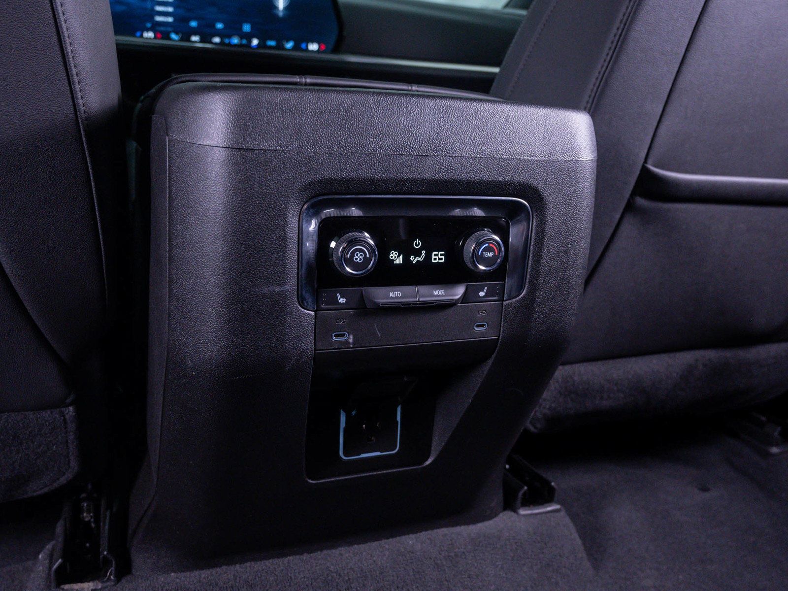 Used 2025 Chevrolet Suburban Z71 w/ Comfort Package AWD/4WD image 18