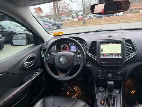 Used 2019 Jeep Cherokee Trailhawk image 9