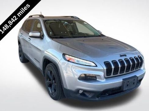 Used 2015 Jeep Cherokee Latitude w/ Cold Weather Group AWD/4WD image 2