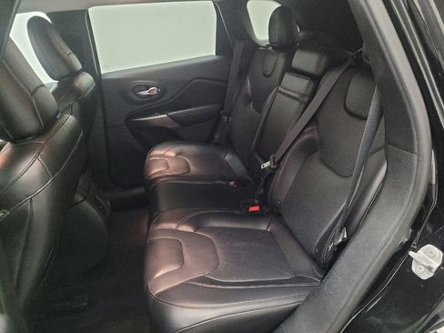 Used 2019 Jeep Cherokee Limited image 18