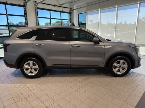 Certified 2024 Kia Sorento LX FWD image 6