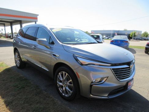 Used 2024 Buick Enclave Premium w/ Experience Buick Package image 8