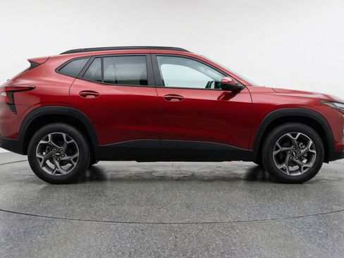 Used 2025 Chevrolet Trax LT w/ LT Convenience Package FWD image 11