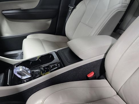 Used 2024 Volvo XC40 B5 Plus image 29