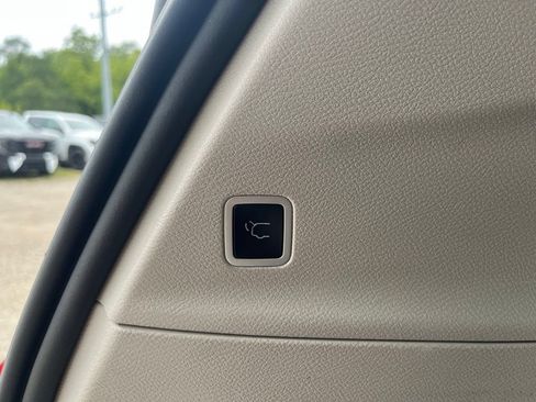 Used 2023 Chrysler Pacifica Touring-L FWD image 6
