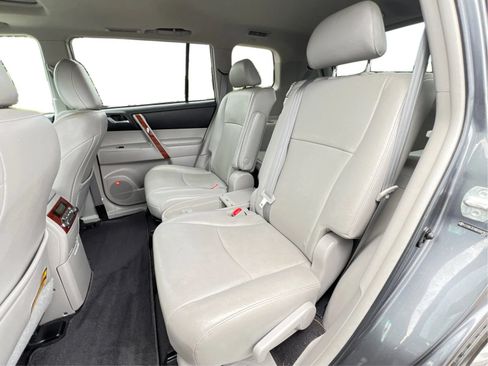 Used 2011 Toyota Highlander Limited w/ Tow Pkg AWD/4WD image 17