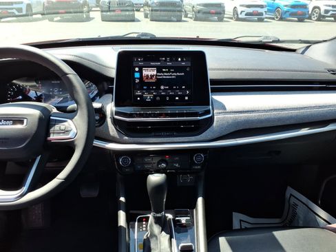 Used 2025 Jeep Compass Latitude AWD/4WD image 13