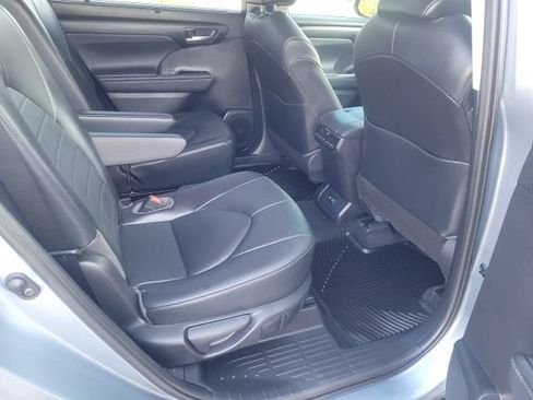Used 2021 Toyota Highlander XLE FWD image 12