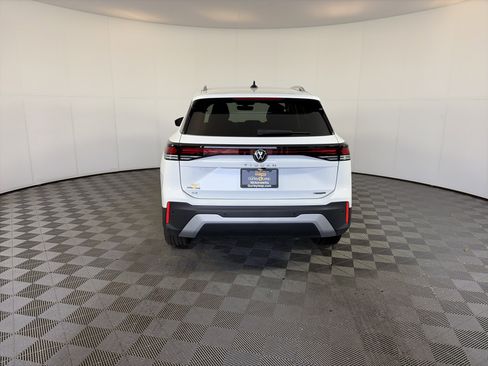 Used 2025 Volkswagen Tiguan SE image 9