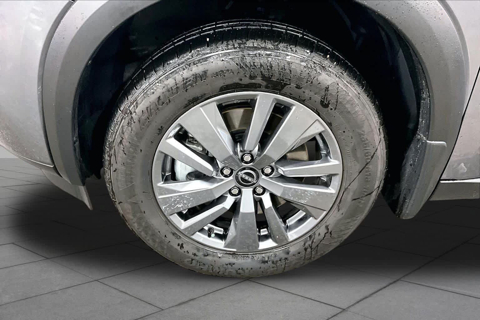 Used 2025 Nissan Pathfinder SV AWD/4WD image 11