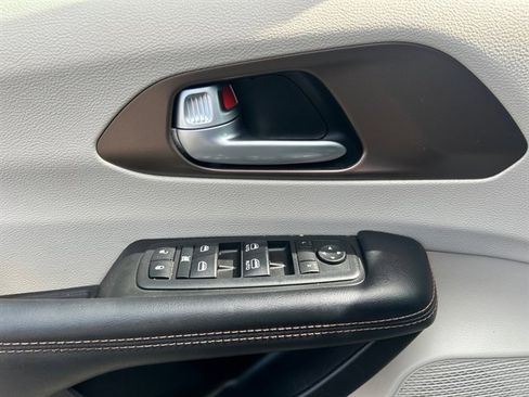 Used 2018 Chrysler Pacifica Touring Plus FWD image 20