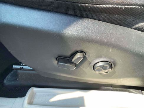 Used 2022 Chrysler Pacifica Touring-L w/ Uconnect Theater Family Group FWD image 13