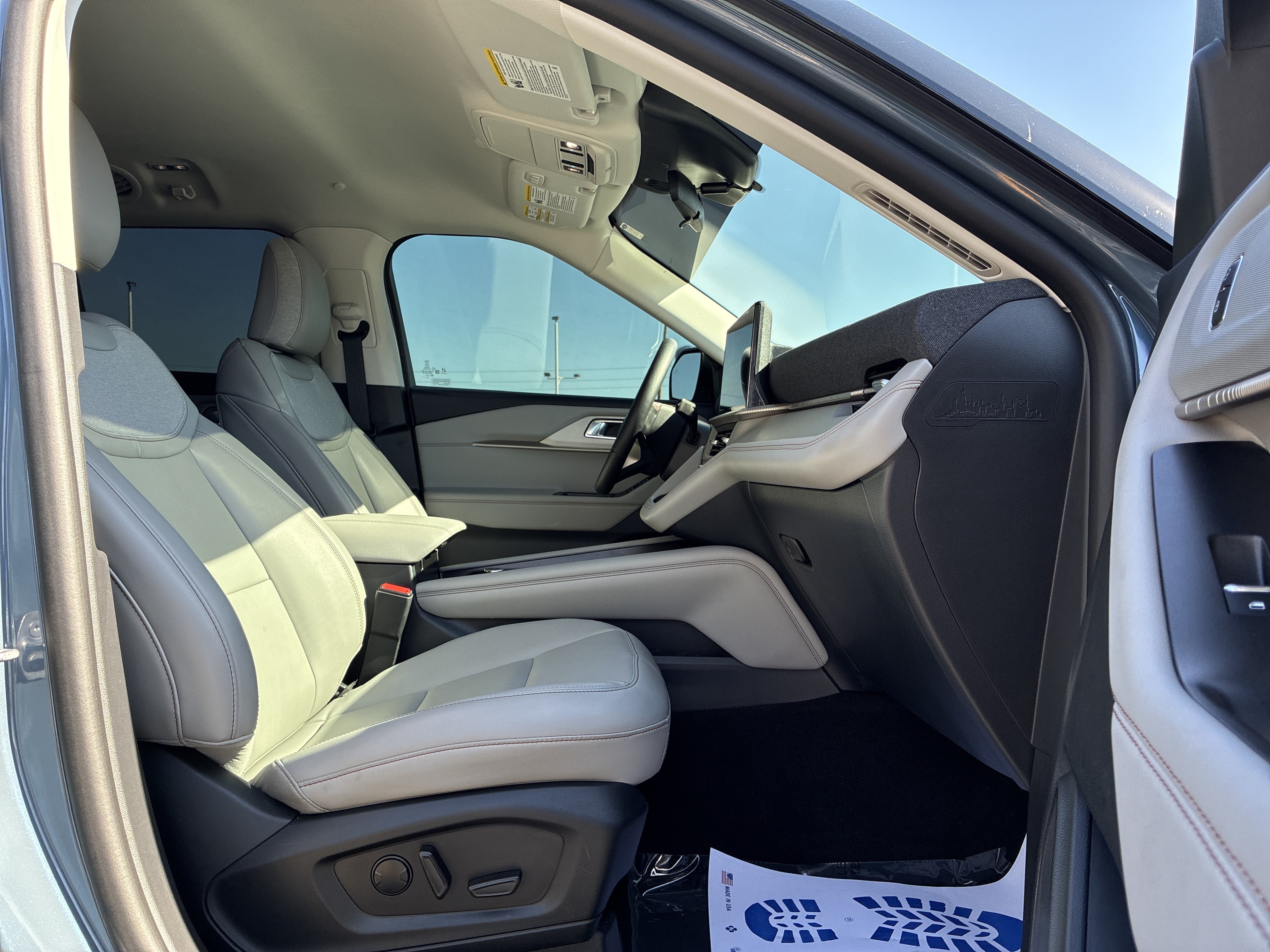 Used 2025 Ford Explorer Active w/ Active Comfort Package RWD image 13