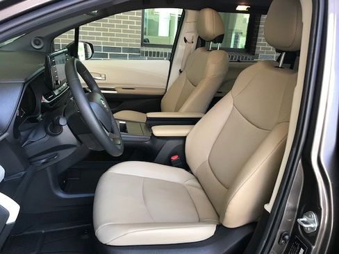 Used 2024 Toyota Sienna XLE w/ XLE Plus Package FWD image 6