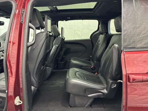 Used 2020 Chrysler Pacifica Touring-L Plus w/ Advanced Safetytec Group FWD image 13