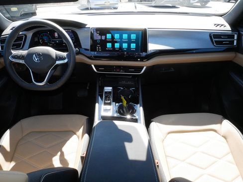 Certified 2025 Volkswagen Atlas Cross Sport SE w/ Panoramic Sunroof Package image 10