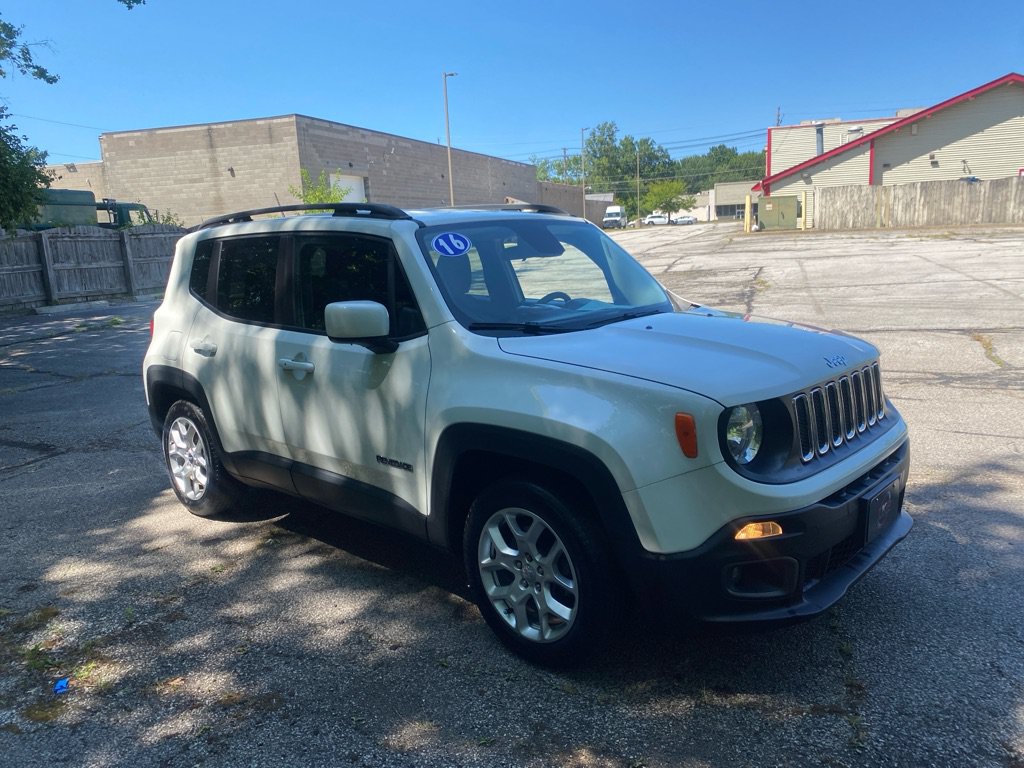 Used 2016 Jeep Renegade Latitude w/ Cold Weather Group FWD image 7