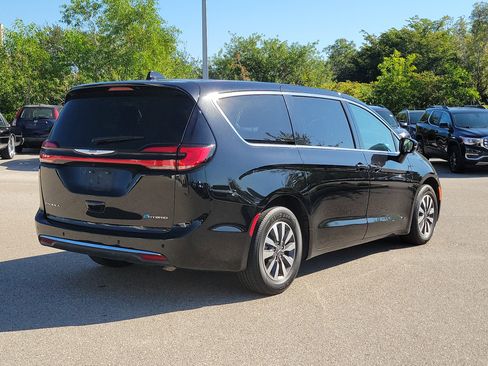 Used 2024 Chrysler Pacifica Select image 3